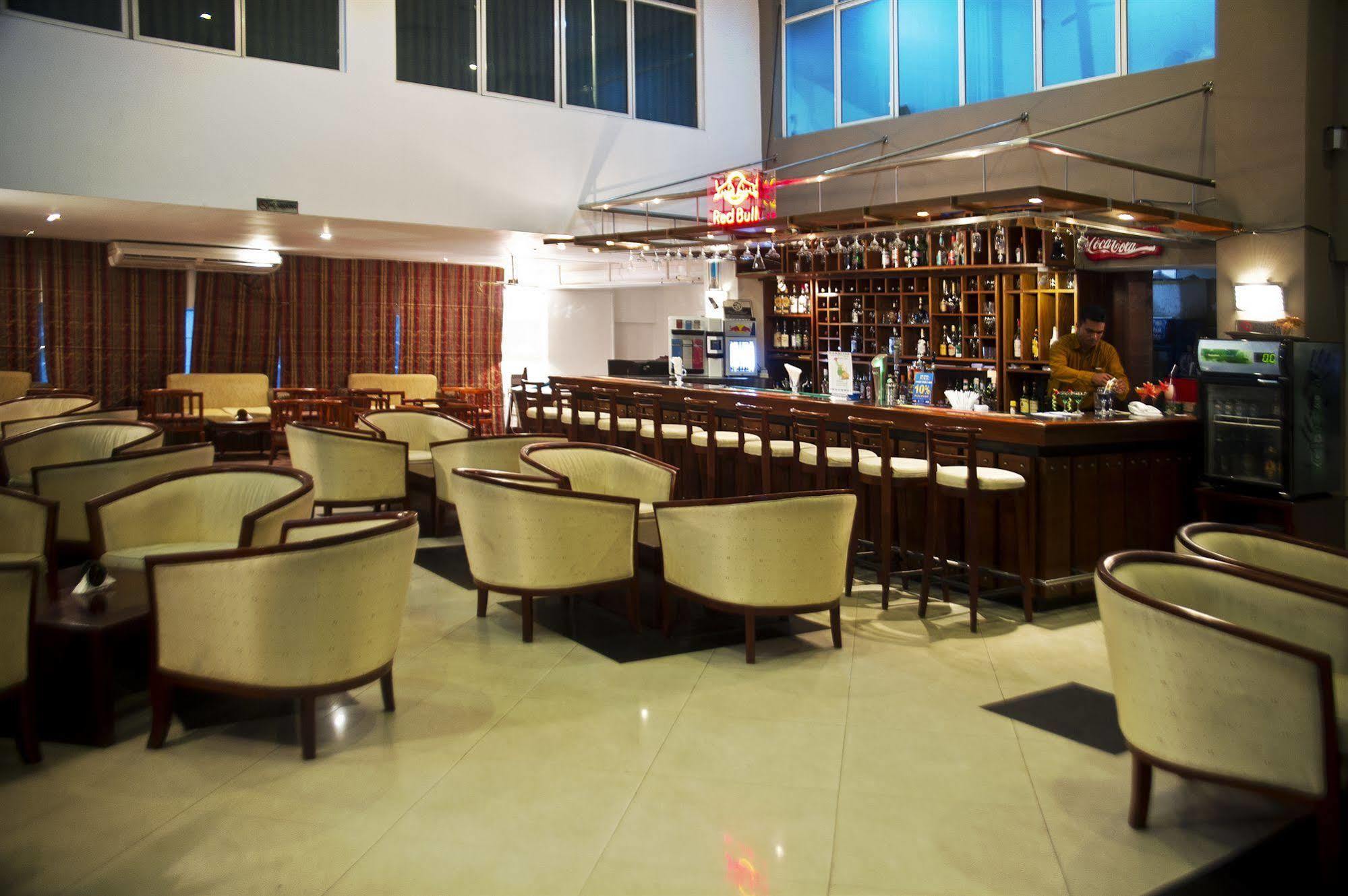 קולומבו Global Towers Hotel & Apartments מראה חיצוני תמונה